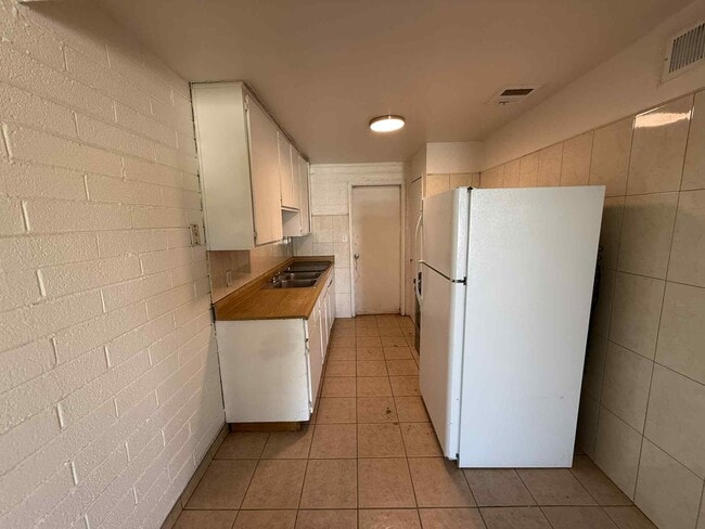 Building Photo - 4904 S 13th Ave