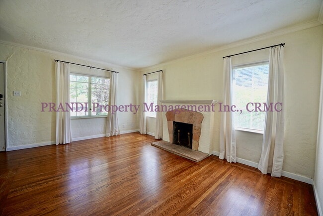 Building Photo - Tudor Gem in Prime Location by Memorial Park