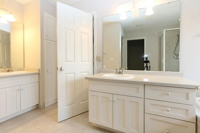 Building Photo - Rare 4 bed singe family super nice luxurio...