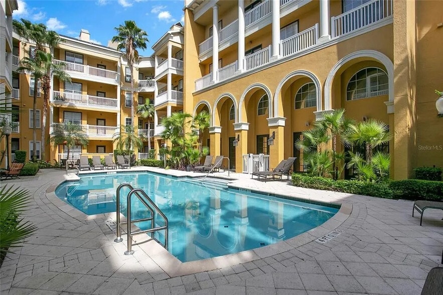 Communal pool - 860 N Orange Ave