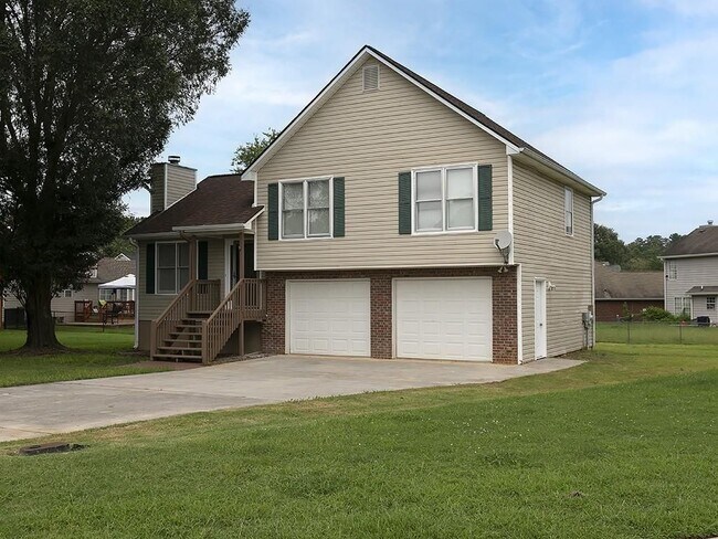 Building Photo - 16 Huntcliff Dr