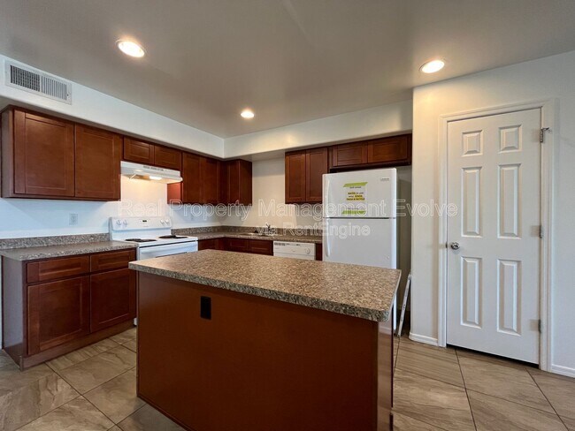 Building Photo - 10402 N 9th Ave