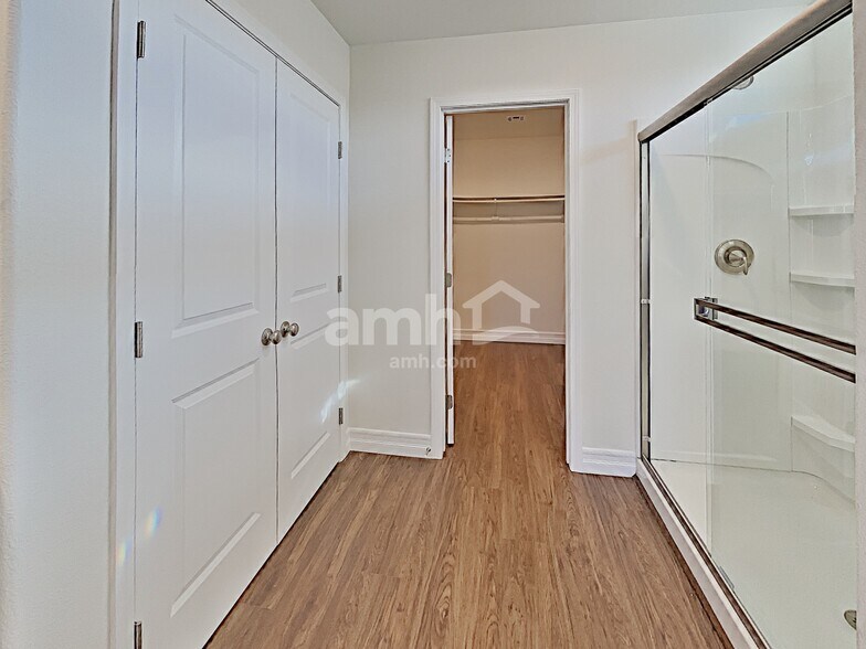 Building Photo - 4702 Tree Swing St