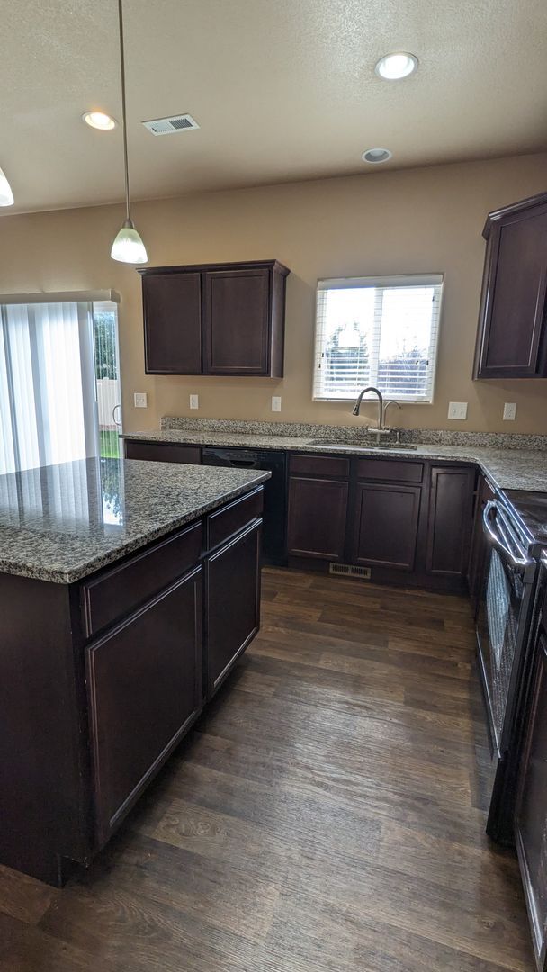 Building Photo - LARGE TWO STORY 3 BED/2.5 BATH W/3 CAR GAR...