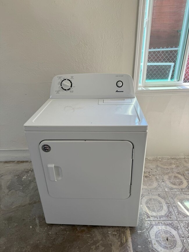 Building Photo - Charming 2 Bedroom home with large park like backyard