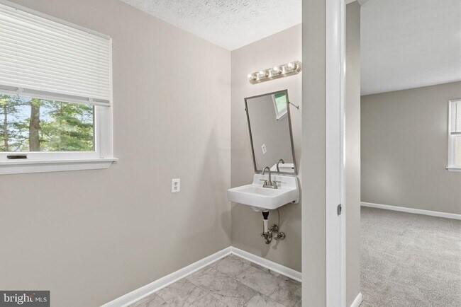 Building Photo - 638 Westwood Dr