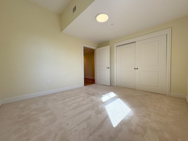 Building Photo - Luxurious Top Floor 2 Bedroom 2 Bathroom C...