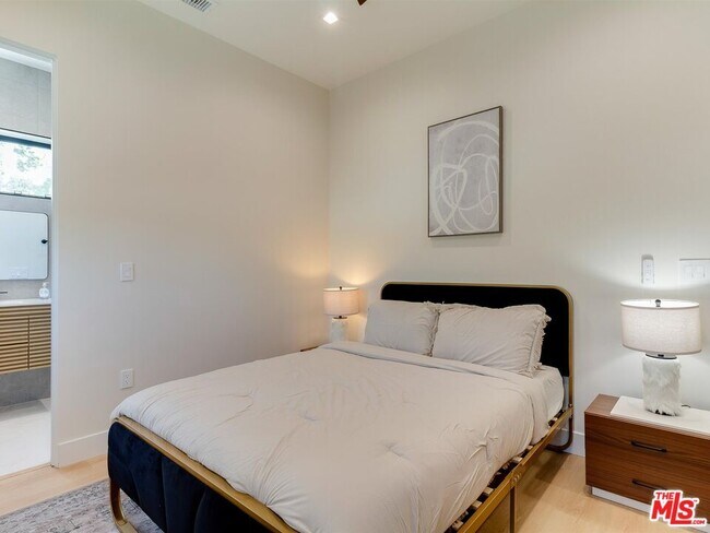 Building Photo - 5929 Hesperia Ave