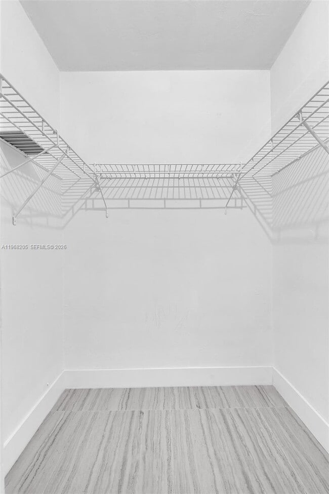 Building Photo - 101 SE 6th Ave