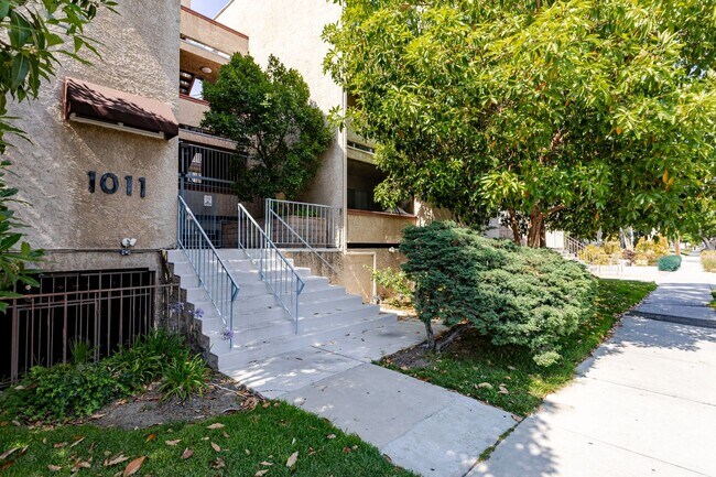 Primary Photo - ? Spacious 2 Bed, 2 Bath in Prime Glendale...