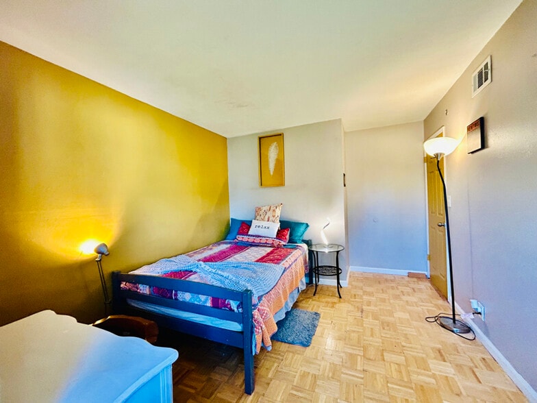 Building Photo - 8871 Belmont St