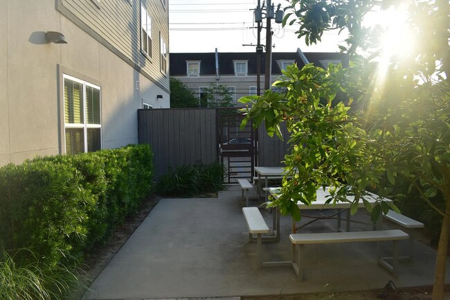 Building Photo - 2100 St Thomas St