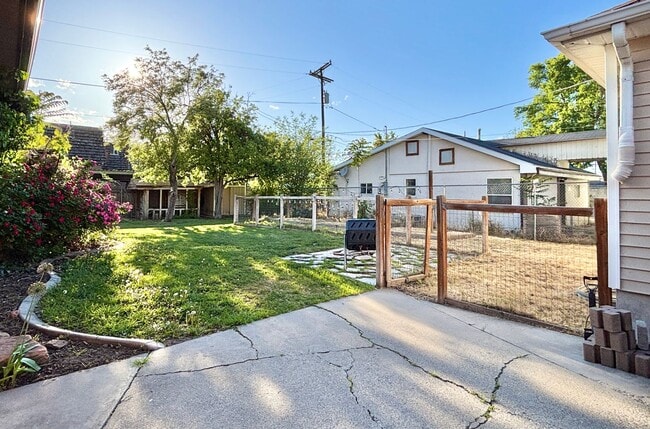 Building Photo - Darling Cottage Near SLCC!
