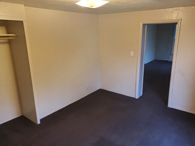 Building Photo - 2 Bedroom/ 1 Bathroom West Central Spokane Home