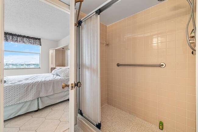 Building Photo - 14623 Bonaire Blvd