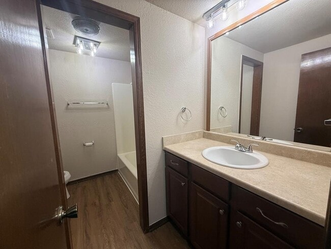 Building Photo - 1015 Swan Lake Ct