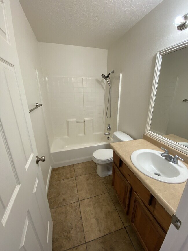 Building Photo - "Charming 3-Bed Townhouse in St. George – ...