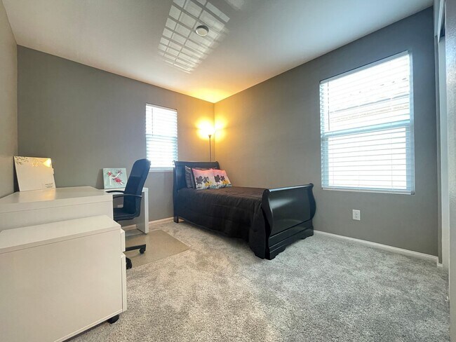Building Photo - (Fully Furnished) 4 Bedroom + Loft,  3 Ful...