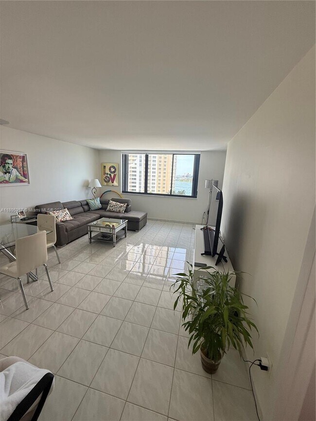 Building Photo - 540 Brickell Key Dr