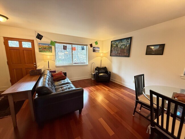 Building Photo - Beautiful 2 Bed/2.5 Bath Townhome on Bend's Westside - Shevlin Park Road