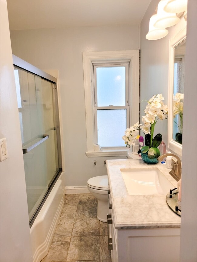 Building Photo - 6530 N Drake Ave