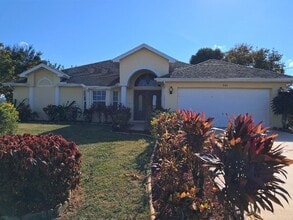 Building Photo - 242 SW Amesbury Ave