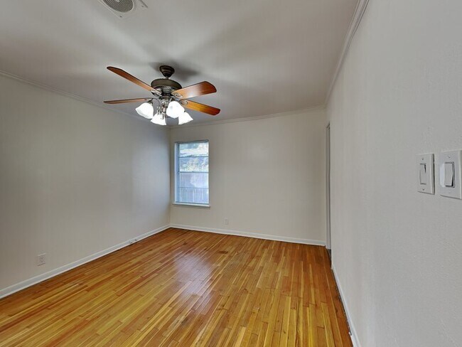 Building Photo - 1019 Park Center St