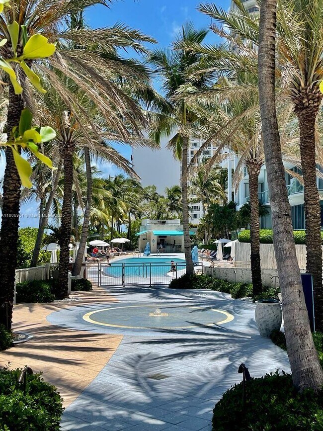 Building Photo - 6801 Collins Ave