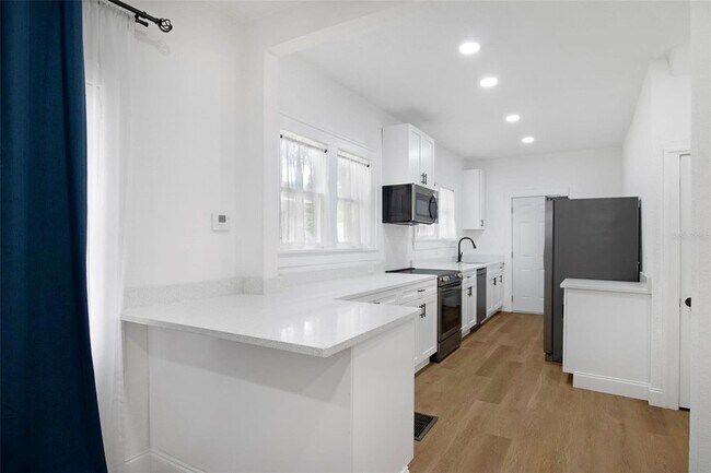 Building Photo - 1024 E Crenshaw St