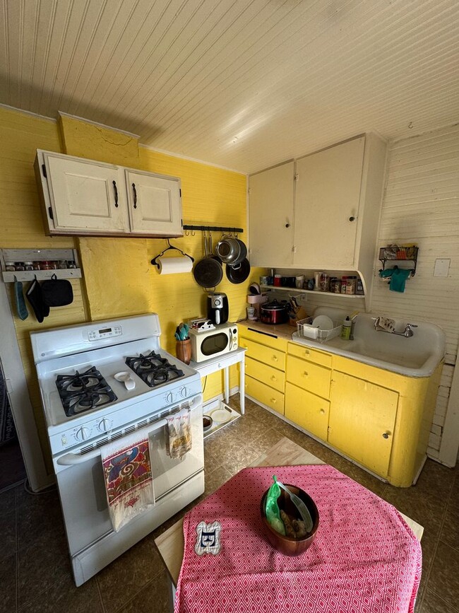 Building Photo - One Bedroom Cottage Available in Louisvill...