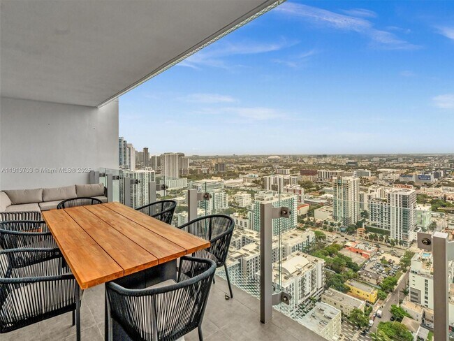 Building Photo - 700 NE 26th Terrace