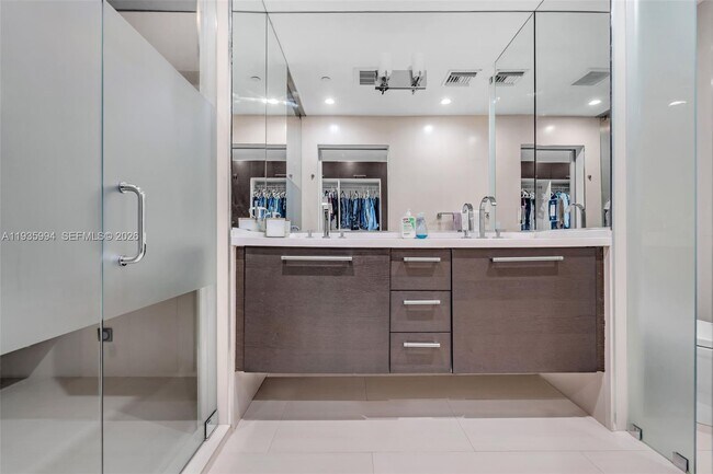 Building Photo - 900 Biscayne Blvd