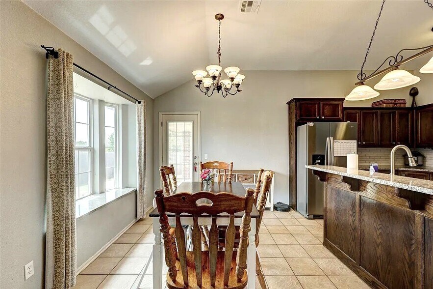 Building Photo - 2404 Deer Chase Dr