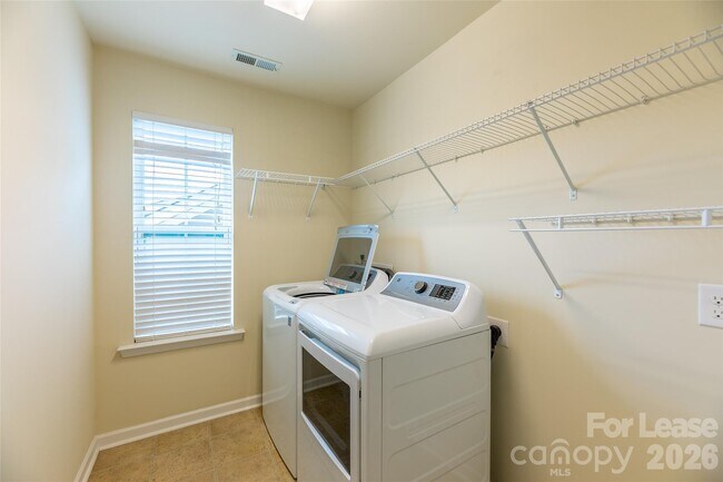 Building Photo - 1310 Middlecrest Dr NW