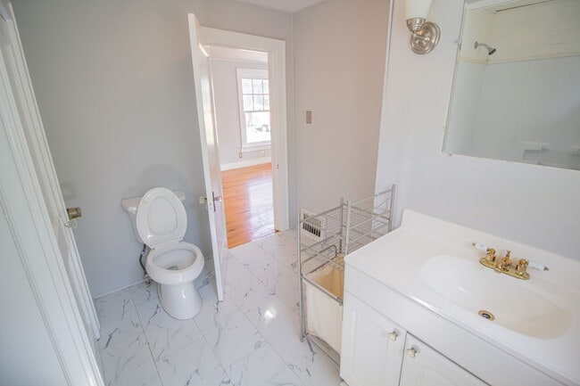 Building Photo - 2 BR 1 BA North Colonie Schools