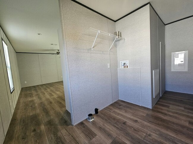 Building Photo - 549 Suwanee Dr