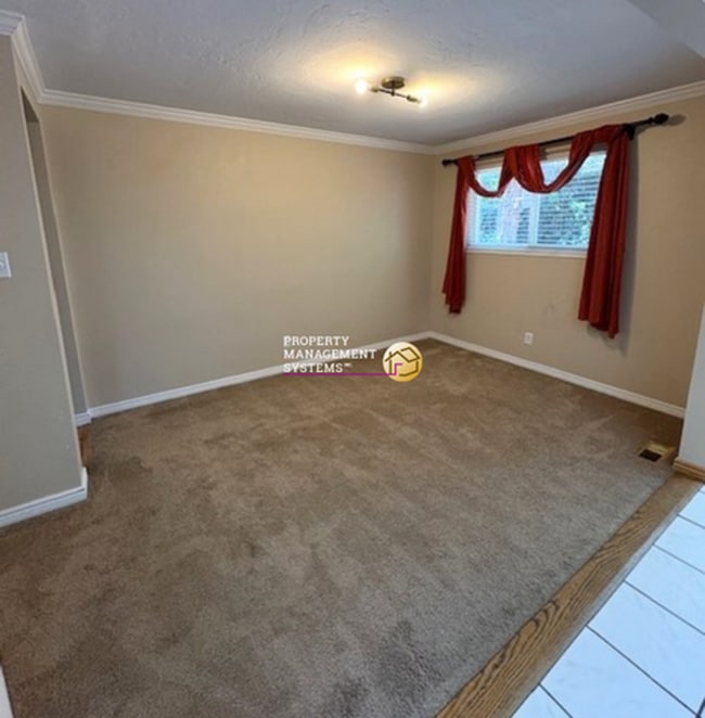 Building Photo - 4 Bedroom / 3 Bath Home in Sandy!
