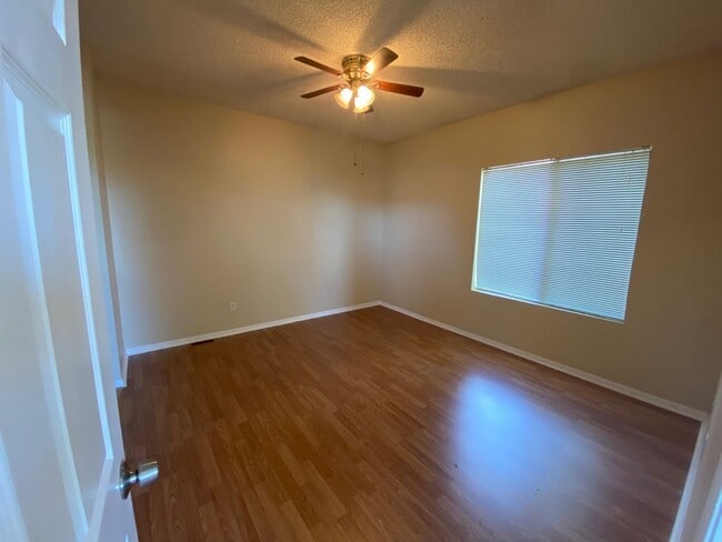 Building Photo - Beautiful 3 Bedroom 2 Bath Townhome Close to the Mountains!!