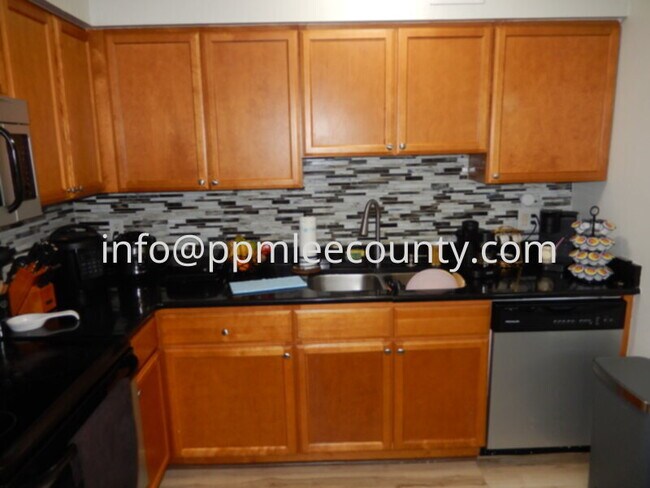 Building Photo - Convenient Location in North Fort Myers