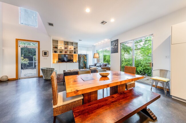 Building Photo - Gorgeous Fully Furnished Home in Brentwood - Short Term Lease  Options Available