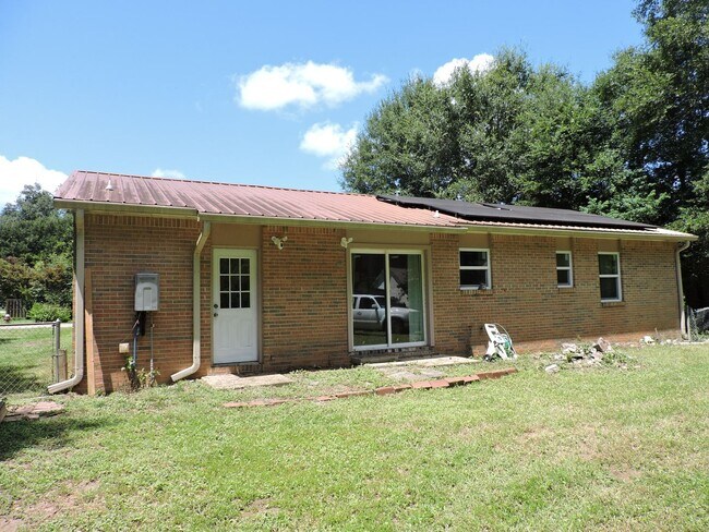 Building Photo - Convenient to schools, shopping & interstate.