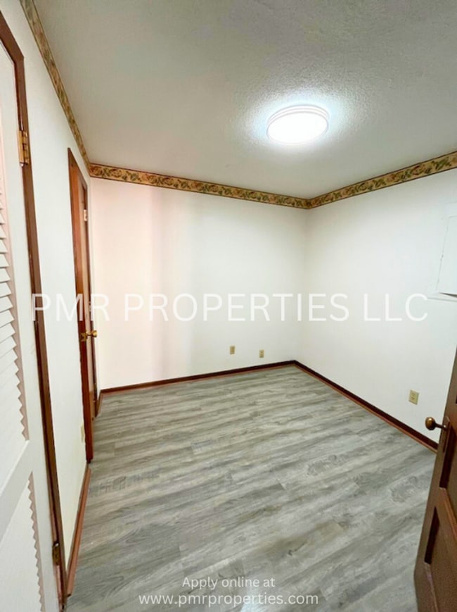 Building Photo - 400 E Coolbaugh St