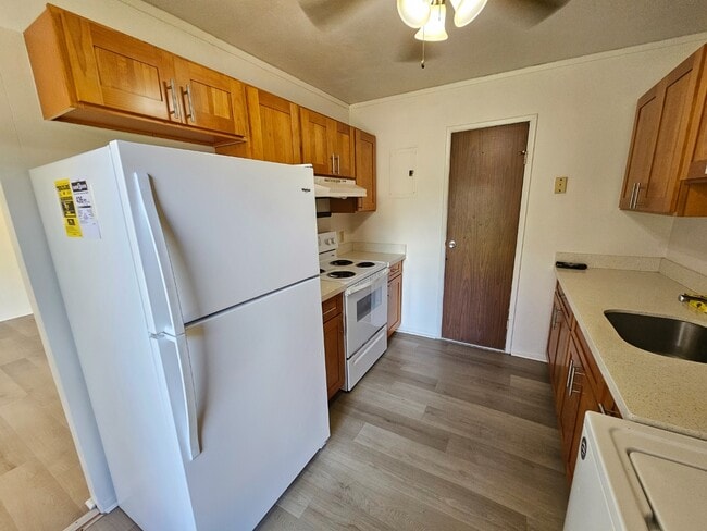 Building Photo - 3 bedroom, 1.5 bathroom and 2 parking condo.