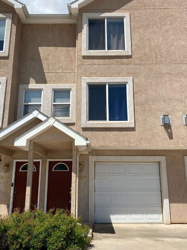 Building Photo - 3 bedroom townhouse westside - Mesa Valley
