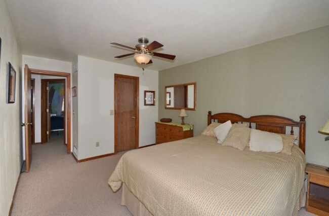 Building Photo - Fantastic 4BR, 3.5BA! Deck, FP, great yard, location!! (Regal)