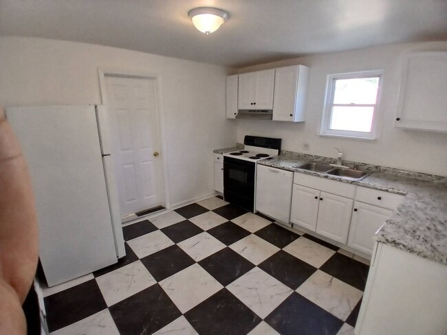 Building Photo - Newly Renovated 4BR/1BA Single-Family Home with Garage – Cleveland