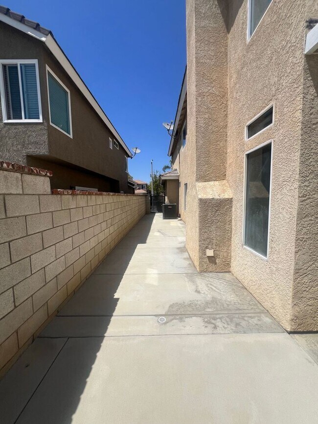 Building Photo - Welcome Home in the Desirable Orangecrest Community!