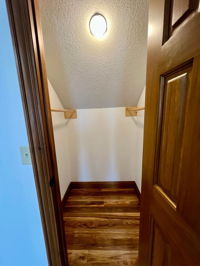 Building Photo - NEW LISTING! 3 Bedroom home