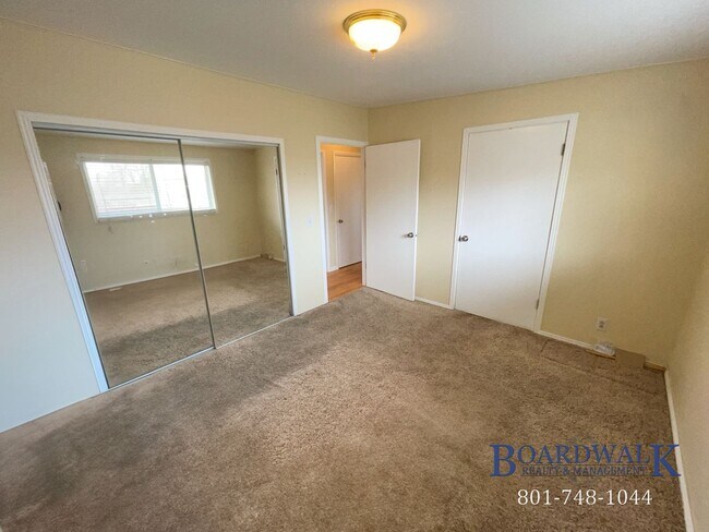Building Photo - 2827 E Bridgewater Dr