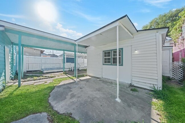Building Photo - 2823 Bernardo De Galvez Ave